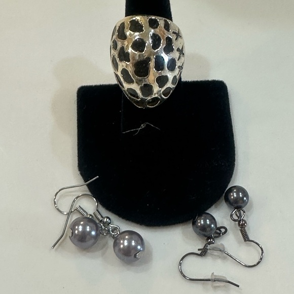 SHADES OF GRAY JEWLERY LOT Includes Necklace Bracelet & Earrings. - Picture 9 of 9